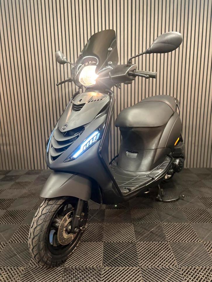 PIAGGIO ZIP 4T 3V BROM 2022 FULL OPTION MAT ZWART, Fietsen en Brommers, Scooters | Piaggio, Zo goed als nieuw, Zip, Maximaal 45 km/u