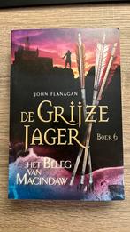 John Flanagan - De Grijze Jager - Het beleg van Macindaw, Boeken, Ophalen, Zo goed als nieuw, John Flanagan