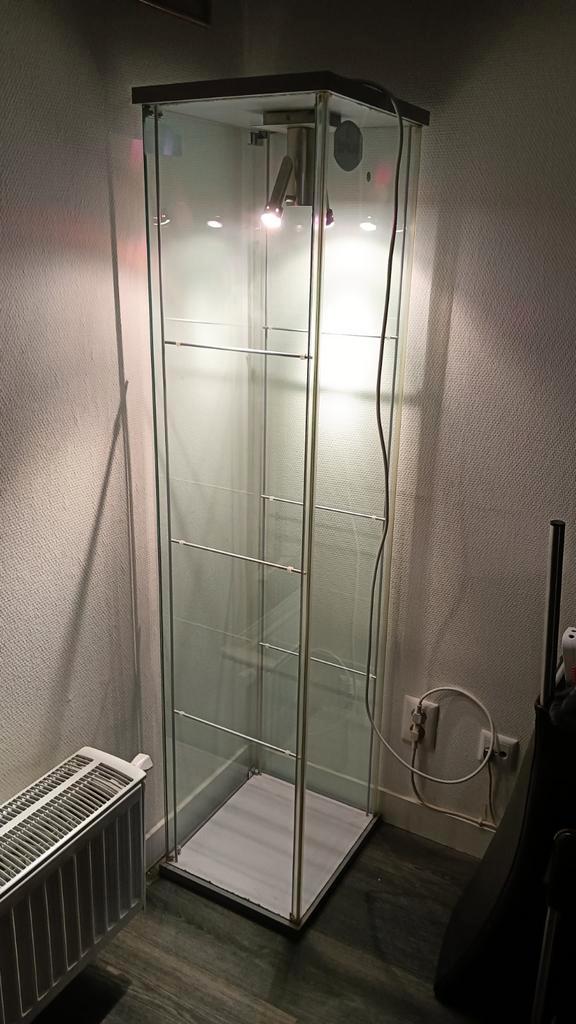 Glazen vitrinekast met lamp, Huis en Inrichting, Badkamer | Complete badkamers, Zo goed als nieuw, Ophalen