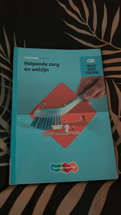 R.F.M. van Midde - Helpende Zorg en welzijn, Boeken, Schoolboeken, Zo goed als nieuw, Nederlands, Overige niveaus, Ophalen of Verzenden