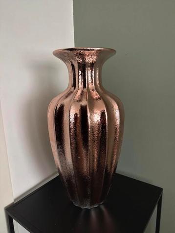 Hippe vaas van zware kwaliteit beschikbaar voor biedingen