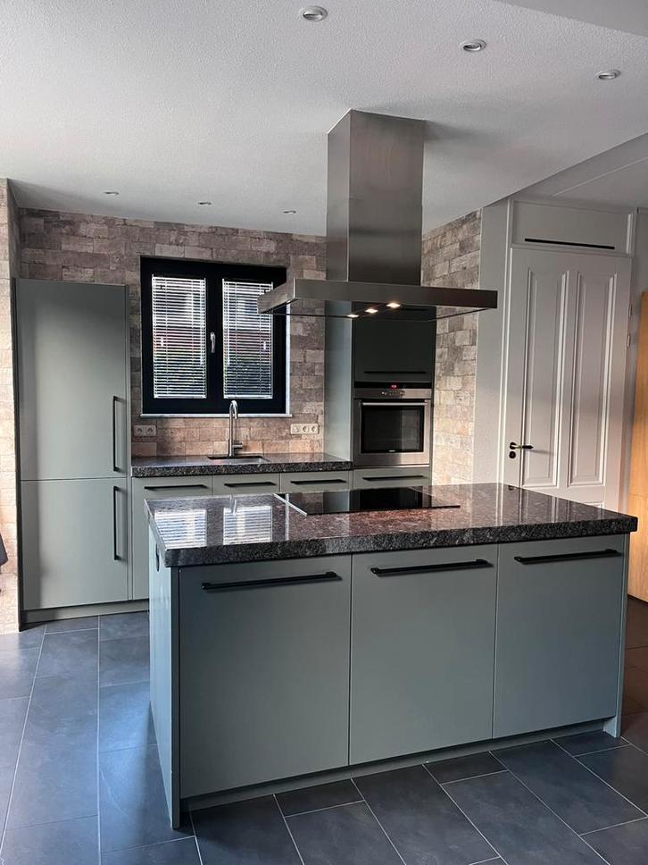 Keuken met eiland en granieten blad - RAL 7010, Huis en Inrichting, Keuken | Complete keukens, Gebruikt, Overige typen, Grijs
