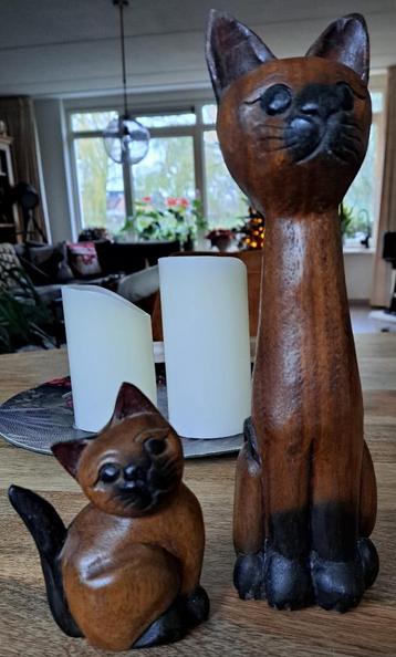 2 leuke houten kattenbeeldjes 26 cm en 12 cm hoog beschikbaar voor biedingen
