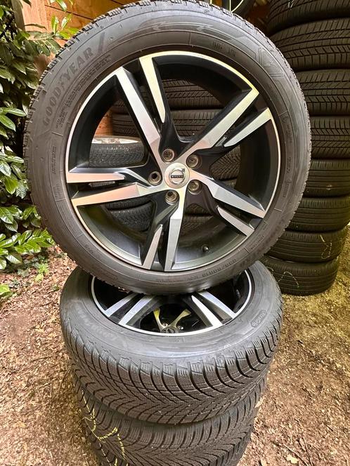 Orig Xc40/V90cc Volvo R Design Zomer/Winter Sets (Lynk&Co), Auto-onderdelen, Banden en Velgen, Band(en), Zomerbanden, 19 inch