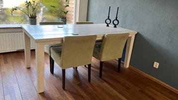 Houten Eettafel met Stoelen beschikbaar voor biedingen