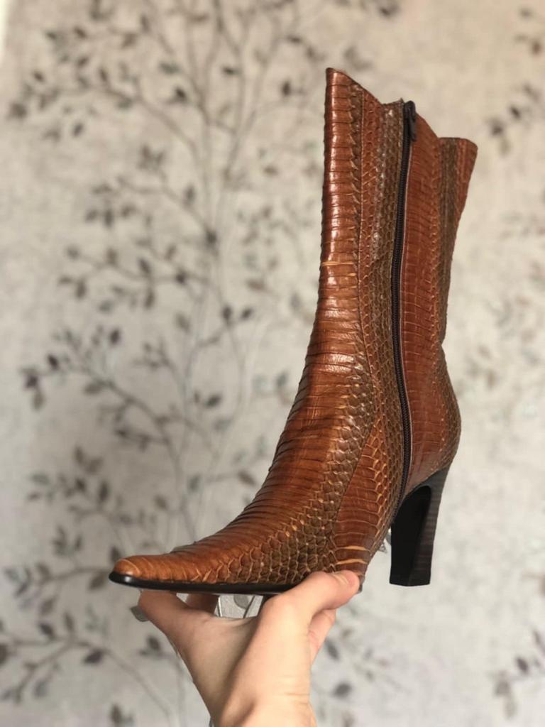 Dames laarzen van slangenleer, Kleding | Dames, Schoenen, Ophalen of Verzenden, Zo goed als nieuw, Bruin, Hoge laarzen
