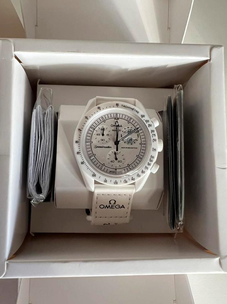 Swatch x Omega Mission to the Moonphase (Snoopy edition), Sieraden, Tassen en Uiterlijk, Horloges | Dames, Nieuw, Polshorloge