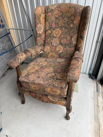 Antieke oorfauteuil beschikbaar voor biedingen