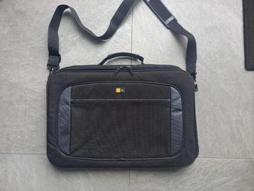 Een grote laptoptas. beschikbaar voor biedingen