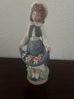 NAO (Lladro) porseleinen beeldje meisje met bloemen, Ophalen