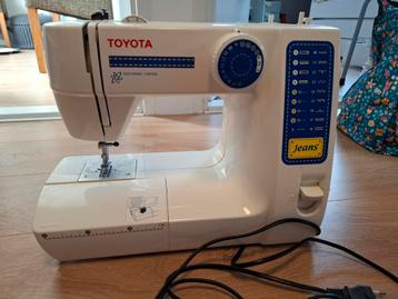 Toyota Jeans JFS18 RS naaimachine inclusief naaikoffer beschikbaar voor biedingen