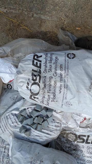 250kg ontbraamtrommelstenen keramisch 30x30mm Rosler beschikbaar voor biedingen