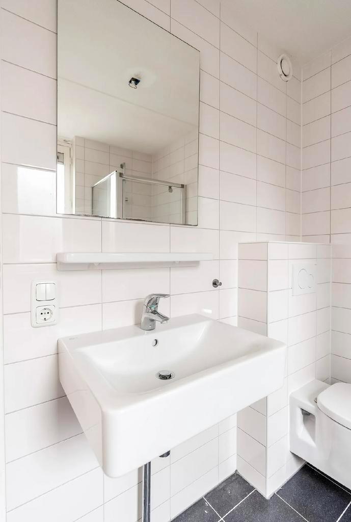 Bad + hangend toilet + wastafel, Huis en Inrichting, Badkamer | Complete badkamers, Zo goed als nieuw, Ophalen