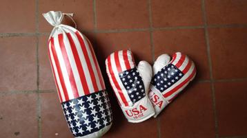 Boxbal met handschoenen  beschikbaar voor biedingen
