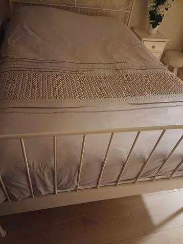 Ikea bed incl. 2 lattenbodems + matras - afbeelding 2