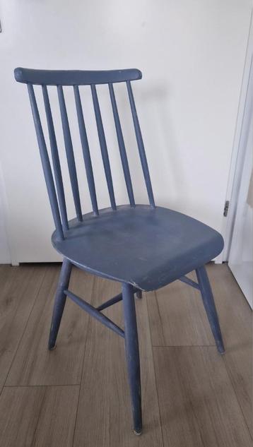 Houten stoel beschikbaar voor biedingen