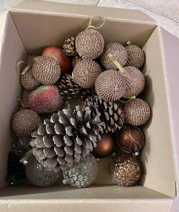 glitter Kerstballen, slingers, kunstfruit, dennenappels e.a. beschikbaar voor biedingen