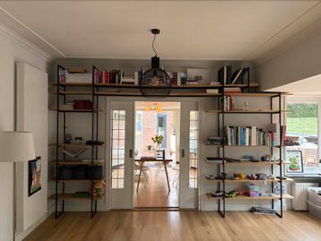 Boekenkast staal en eikenhout beschikbaar voor biedingen