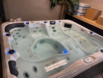 Jacuzzi Passion spa Repose 3xlig compleet geleverd incl leve