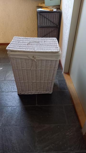 witte rieten mand beschikbaar voor biedingen