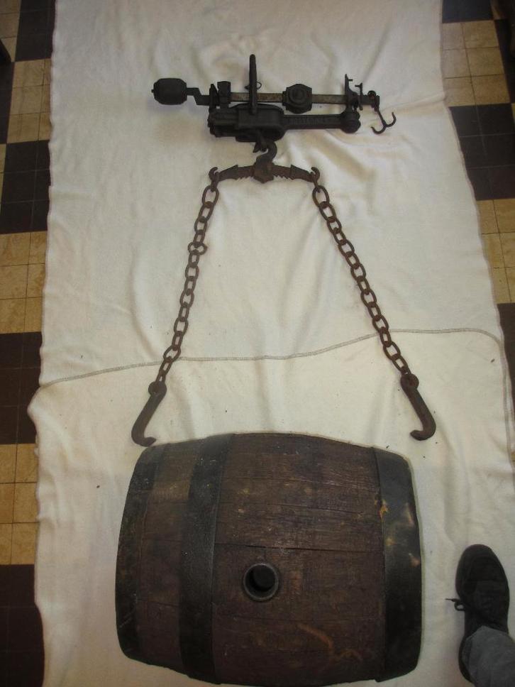 Franse Wijnvat weegschaal in gesmeed staal van Noguera 1880, Antiek en Kunst, Antiek | Gereedschap en Instrumenten, Ophalen of Verzenden