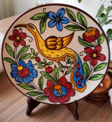 Wandbord paradijsvogel kleurrijk op standaard en beschikbaar voor biedingen