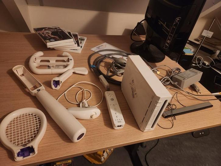 Nintendo wii met veel accessoires en 5 games, Spelcomputers en Games, Spelcomputers | Nintendo Wii, Zo goed als nieuw, Met 1 controller
