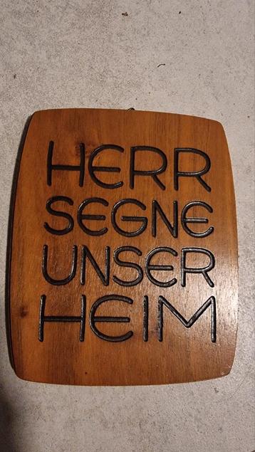 Houten Bord met Inscriptie beschikbaar voor biedingen