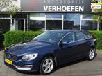 Volvo V60 1.6 T3 Momentum - AUTOMAAT - NAVI - CRUISE / CLIMA, Auto's, Zwart, 4 cilinders, 150 pk, Blauw