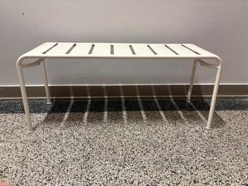 Ikea bankje.Metaal en industrieel.Wit.Binnen en buiten! beschikbaar voor biedingen