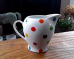 Vrolijk melkkannetje met kleurige stippen - polkadots, Huis en Inrichting, Keuken | Servies, Keramiek, Overige typen, Ophalen of Verzenden