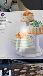 Wilton 3 lagen taartstandaard nieuw in doos, Ophalen, Nieuw, Taarten, Bakvorm