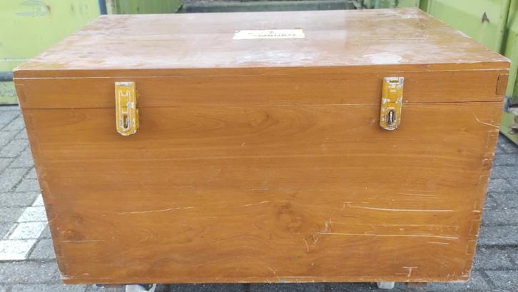 Massief houten vintage reiskist, jaren 50 uit Indonesië., Huis en Inrichting, Woonaccessoires | Kisten, Gebruikt, 50 tot 75 cm
