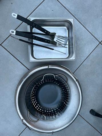 Bbq pannen en accessoires voor BGE of Weber beschikbaar voor biedingen