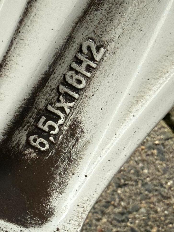 Winterbanden Volkswagen Tiguan - 1 seizoen gebruikt, Auto-onderdelen, Banden en Velgen, Banden en Velgen, Winterbanden, 16 inch