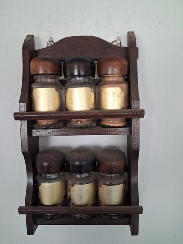 Oude kruidenrek met kruiden beschikbaar voor biedingen