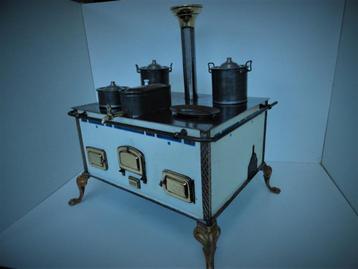 Antiek speelgoed fornuisje, in mooie gave staat. beschikbaar voor biedingen