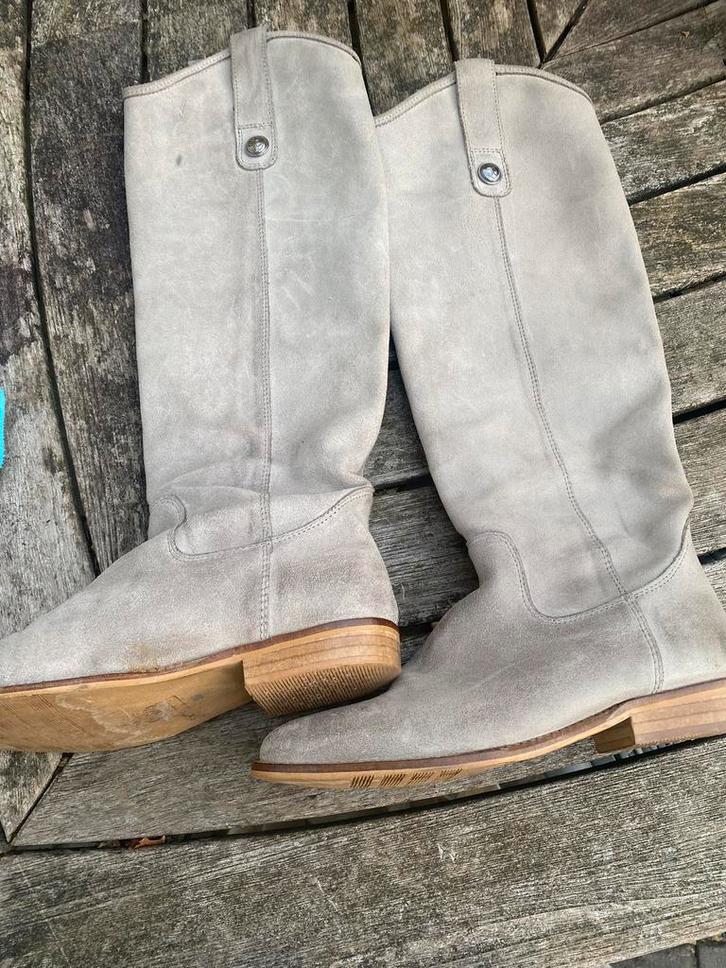 Licht grijze suede laarzen mt. 39, Kleding | Dames, Schoenen, Zo goed als nieuw, Hoge laarzen, Grijs, Ophalen of Verzenden