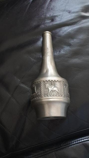 Tinnen vaas beschikbaar voor biedingen