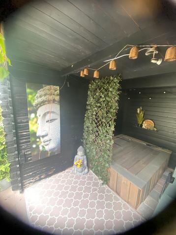 Hottub met installatie en bankje beschikbaar voor biedingen