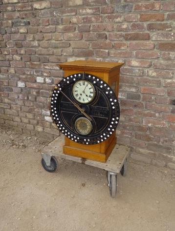 antieke stempelklok  the day time register by howard bros beschikbaar voor biedingen