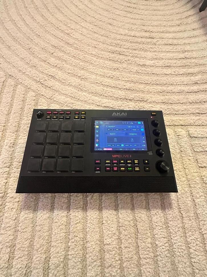 Akai MPC Live II + Decksaver + Magma tas, Muziek en Instrumenten, Samplers, Zo goed als nieuw, Ophalen
