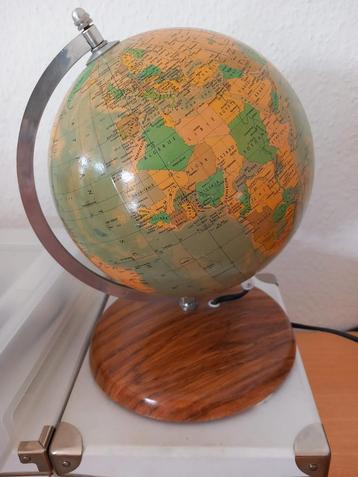 Globe met verlichting  beschikbaar voor biedingen