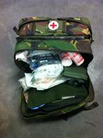 militaire medische hulptas wordt aan rugzak geritst (leeg)
