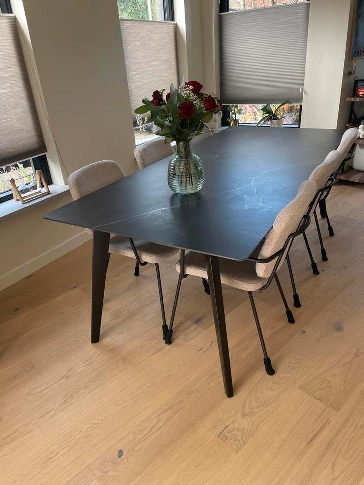Zwarte Marmerlook Eettafel Lineto + 6 Goossens Stoelen, Huis en Inrichting, Tafels | Eettafels, Zo goed als nieuw, 100 tot 150 cm