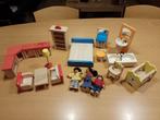 Stevige houten meubels voor poppenhuis met drie poppetjes, Kinderen en Baby's, Ophalen of Verzenden, Gebruikt, Toebehoren