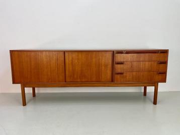 Vintage dressoir van McIntosh  beschikbaar voor biedingen