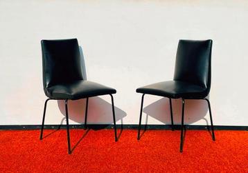 Paar van 60s Vintage Meurop stoelen  door Pierre Guariche beschikbaar voor biedingen
