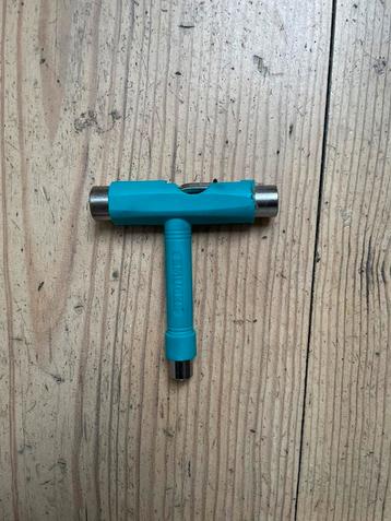 SMUCKS skateboard tool beschikbaar voor biedingen