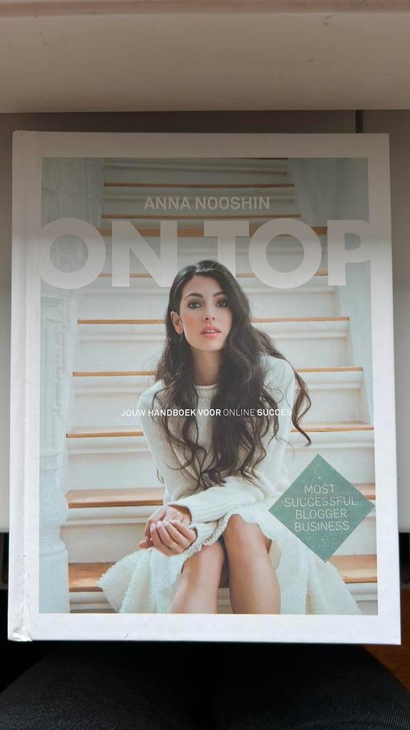 Boek: Anna Nooshin - On top, Boeken, Mode, Zo goed als nieuw, Mode algemeen, Ophalen of Verzenden